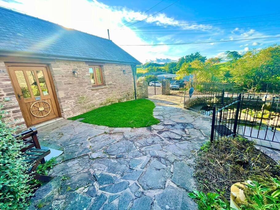 Stone Built Barn In A Beautiful Rural Setting Βίλα Llangwm-Isaf Εξωτερικό φωτογραφία