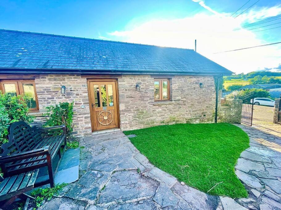 Stone Built Barn In A Beautiful Rural Setting Βίλα Llangwm-Isaf Εξωτερικό φωτογραφία
